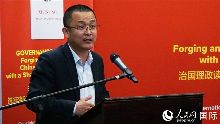 中非青年婦女協(xié)會(huì)主席、南非大學(xué)教授秦效順在讀書會(huì)上發(fā)言。人民網(wǎng) 劉暢攝