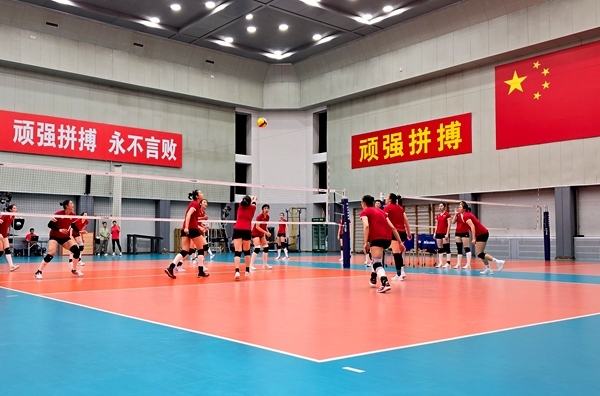 4月28日，中國女排在主教練趙勇的帶領(lǐng)下進(jìn)行訓(xùn)練。人民網(wǎng)記者 胡雪蓉攝