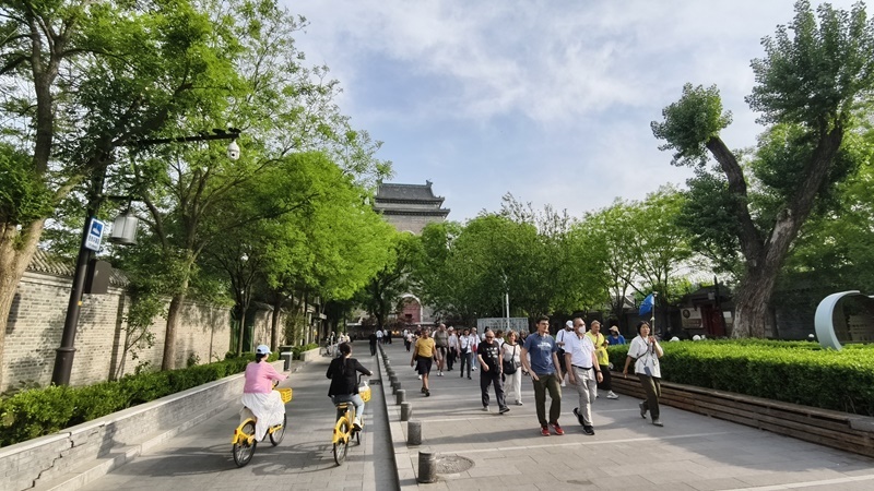 外國游客游覽北京鼓樓。人民網(wǎng)記者 李楠樺攝