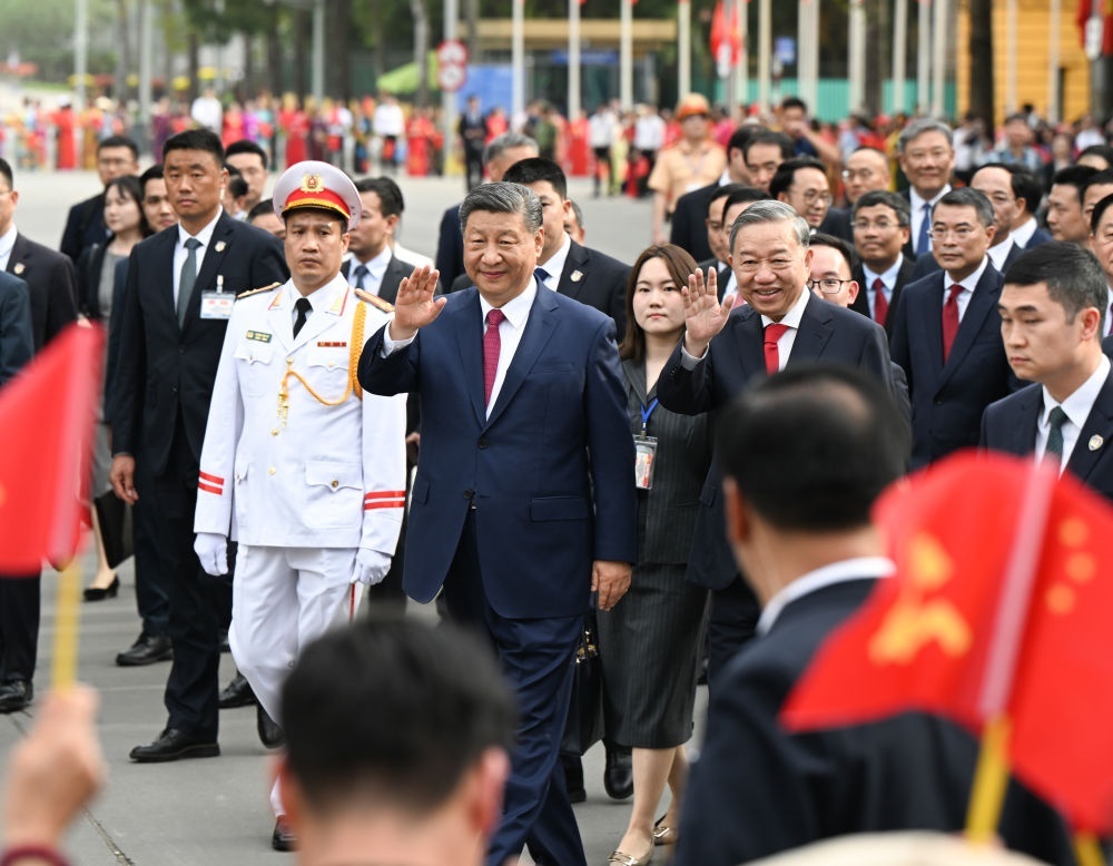4月14日，中共中央總書記、國(guó)家主席習(xí)近平抵達(dá)河內(nèi)對(duì)越南進(jìn)行國(guó)事訪問(wèn)。當(dāng)日下午，越共中央總書記蘇林為習(xí)近平舉行隆重歡迎儀式。這是歡迎儀式后，習(xí)近平和蘇林一同步行前往越共中央駐地舉行會(huì)談時(shí)，向歡迎人群揮手致意。新華社記者 張領(lǐng) 攝