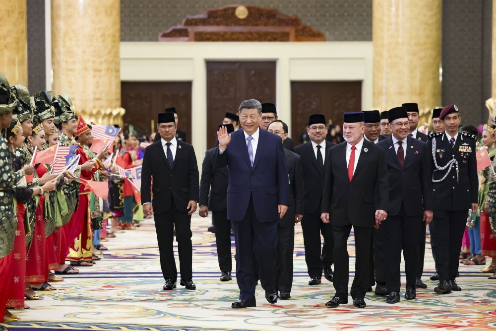 4月16日上午，馬來(lái)西亞最高元首易卜拉欣在馬來(lái)西亞國(guó)家王宮同中國(guó)國(guó)家主席習(xí)近平舉行會(huì)見。會(huì)見后，習(xí)近平出席易卜拉欣舉行的歡迎宴會(huì)。這是習(xí)近平向歡迎人群揮手致意。新華社記者 黃敬文 攝