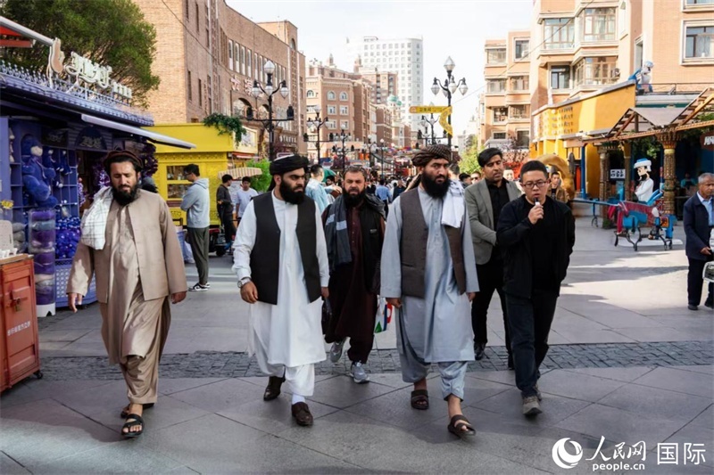 代表團在新疆國際大巴扎參觀。人民網(wǎng)記者 章凱風(fēng)攝