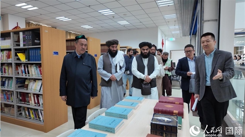 代表團在新疆伊斯蘭教經(jīng)學(xué)院圖書館參觀。人民網(wǎng)記者 章凱風(fēng)攝