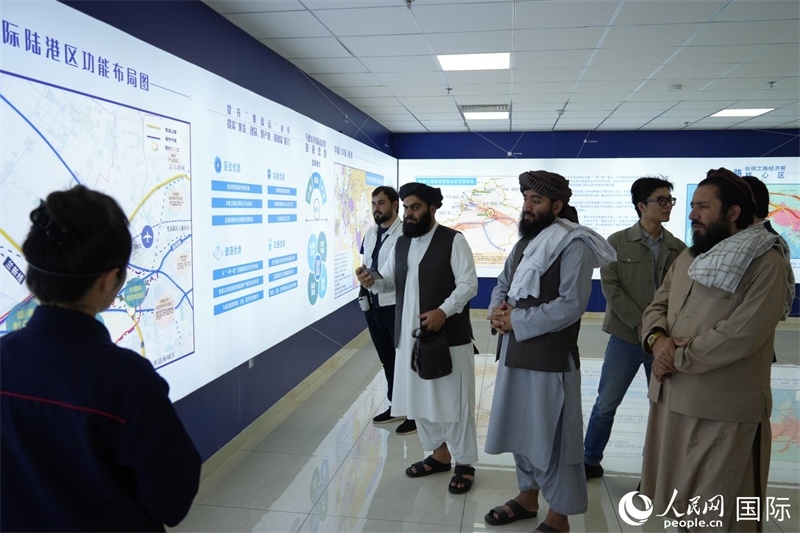 代表團在烏魯木齊國際陸港區(qū)參觀。人民網(wǎng)記者 章凱風(fēng)攝