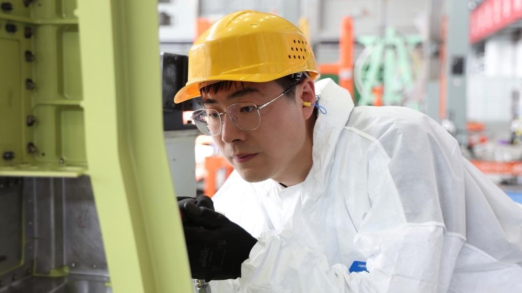 在中國航空工業(yè)集團(tuán)成飛車間內(nèi)，飛機(jī)鉚裝鉗工首席操作技師馮攀龍正在工作。（新華社發(fā)）