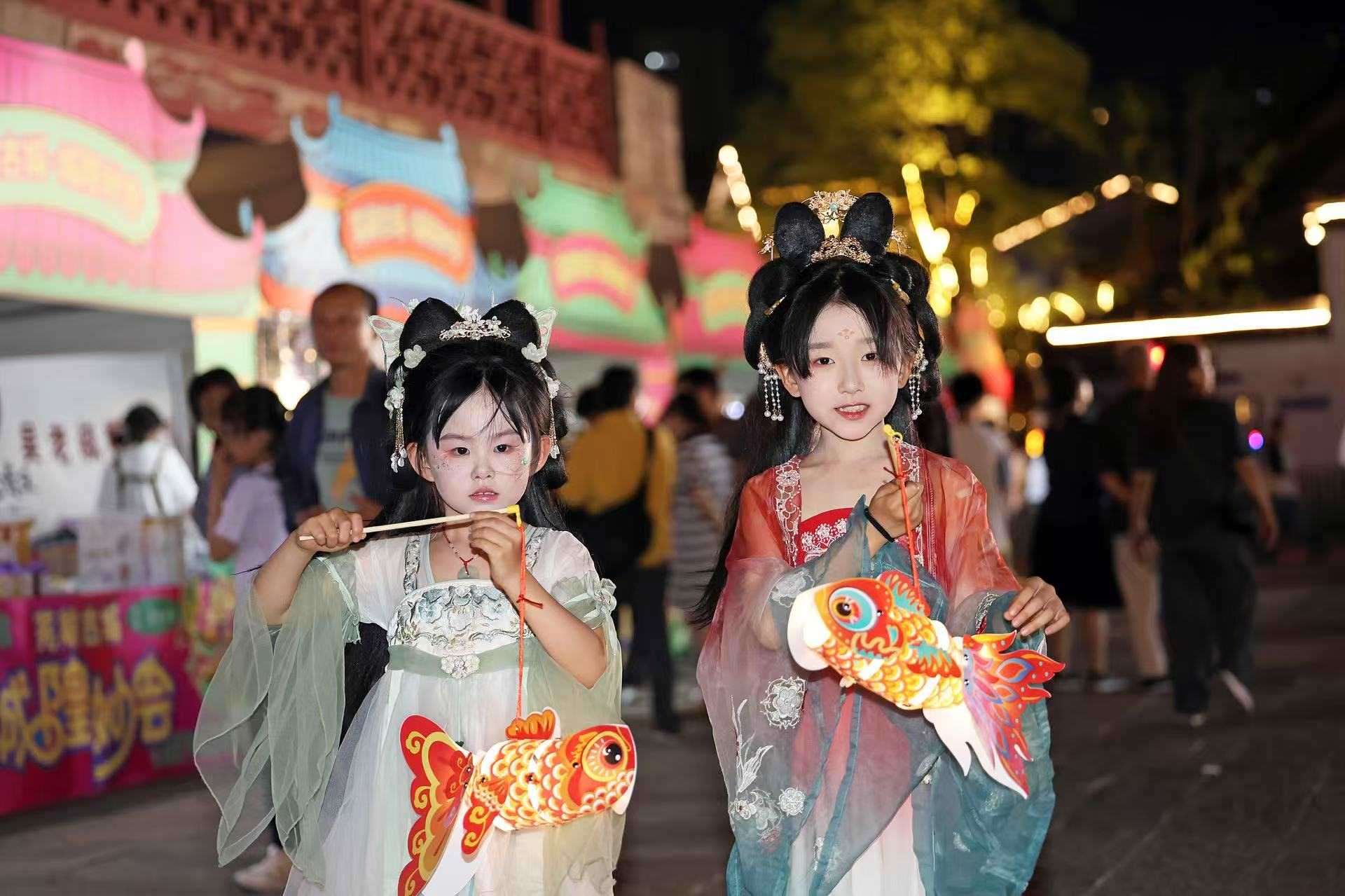 2025年5月2日晚，安徽蕪湖古城，魚燈巡游吸引游人駐足觀看。（圖片來源：視覺中國）