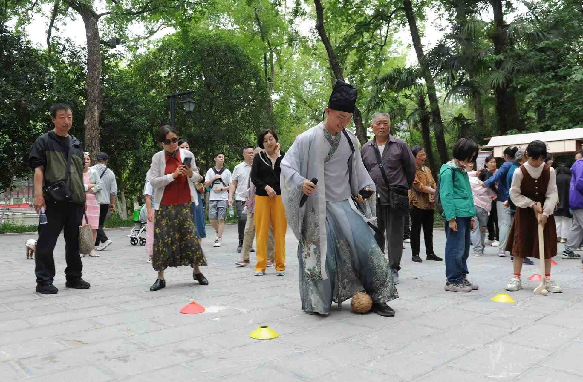 2025年5月3日，安徽省合肥市包公園景區(qū)，游客正在參與“蹴鞠”體育活動(dòng)。（圖片來源：視覺中國）