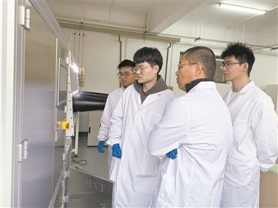 圖為安工大材料科學(xué)與工程學(xué)院碩士研究生余威（右一）在實驗室開展研究。安工大供圖