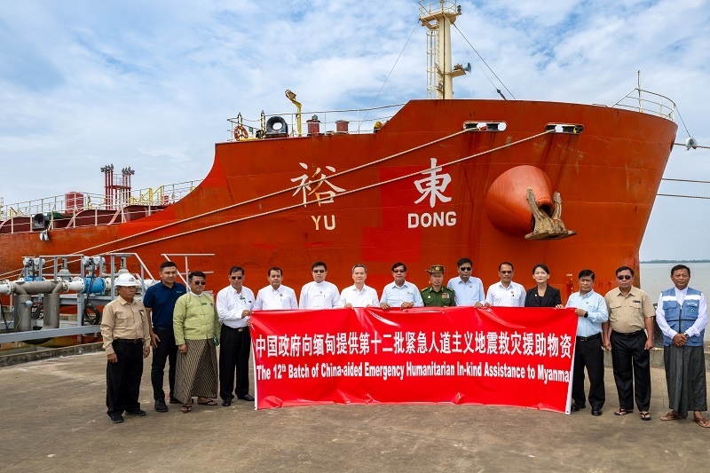 中國(guó)駐緬大使館歐陽(yáng)道冰參贊、仰光省首席部長(zhǎng)梭登及緬有關(guān)部門官員出席交接儀式。人民網(wǎng)記者 謝佳君攝