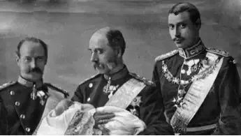 克里斯蒂安九世（中）抱著曾孫腓特烈九世，左一是他的長子腓特烈八世，右一是他的長孫克里斯蒂安十世。（圖片來源：丹麥王國駐華大使館微信公眾號）