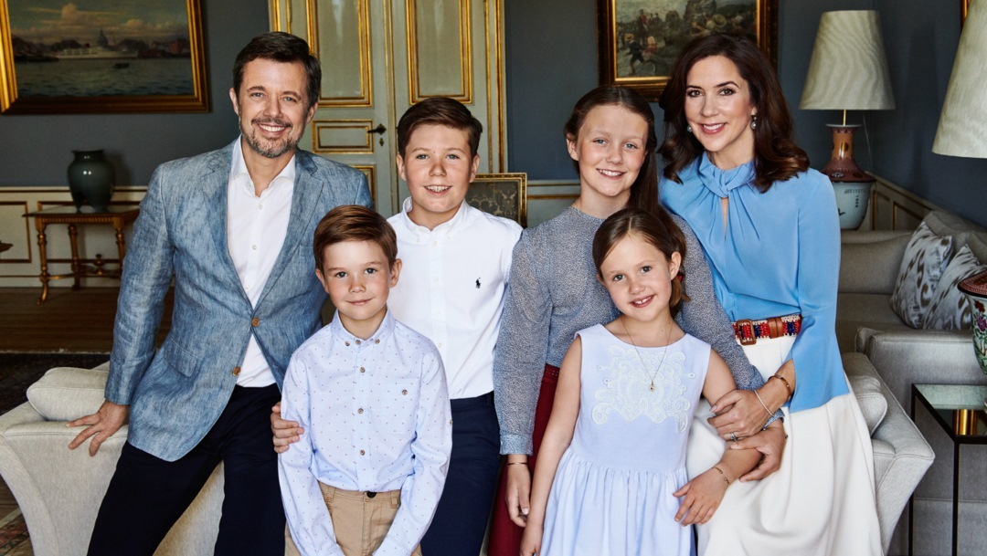 2018年，腓特烈十世（左一）50歲生日之際，與妻子、4個(gè)孩子合影。（圖片來源：丹麥王室網(wǎng)站）