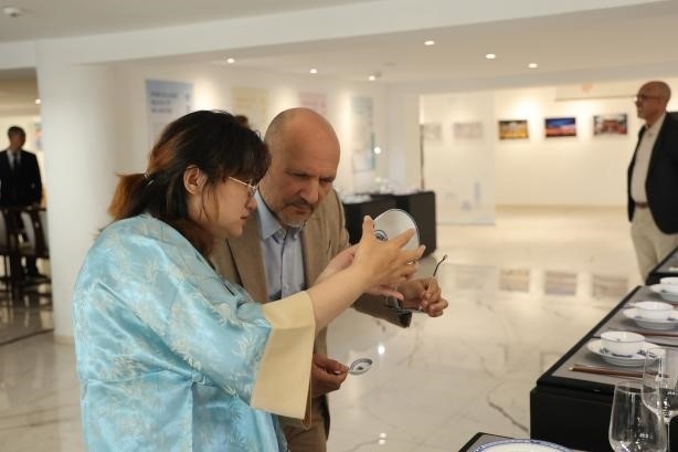 摩洛哥民眾在觀察中國瓷器。拉巴特中國文化中心供圖