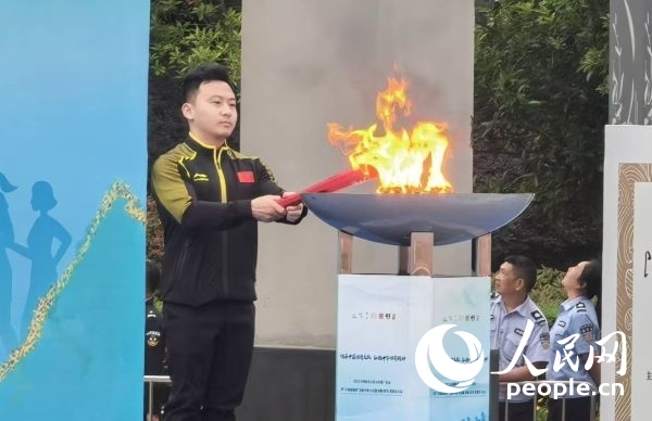 在活動開幕式上，馮喆點燃火炬。人民網(wǎng)記者 楊磊攝