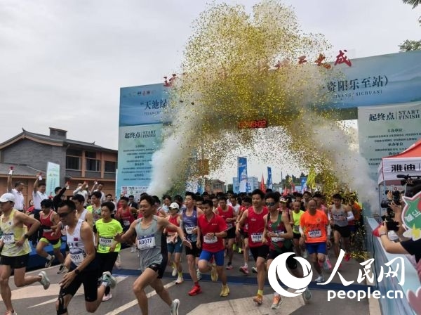 全民健身跑參賽選手沖出起點。人民網(wǎng)記者 楊磊攝