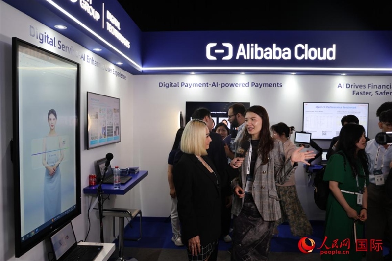 當?shù)孛襟w在2025迪拜金融科技峰會的一家中資企業(yè)展廳采訪，張志文攝