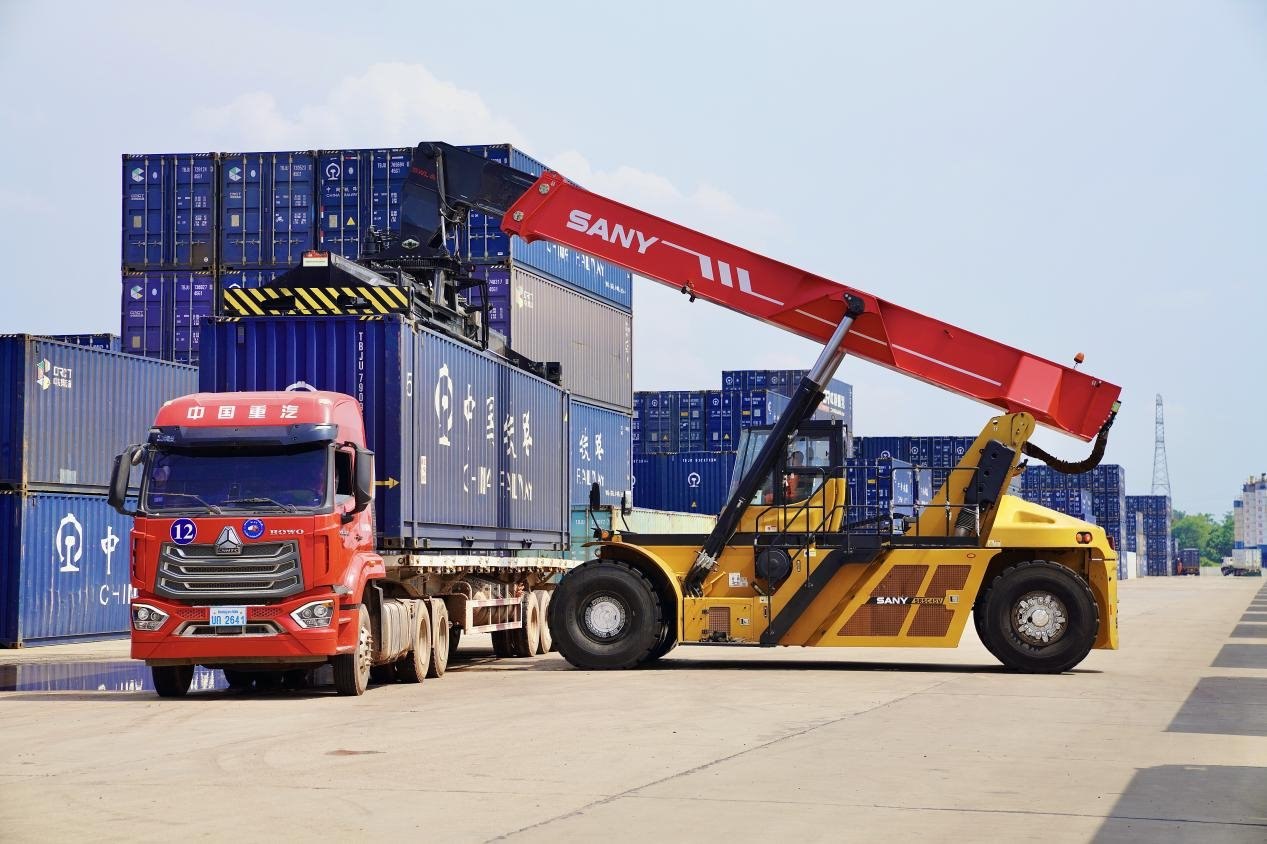 在中老鐵路萬象南鐵路貨運口岸站，起重機正在吊裝集裝箱。劉瑩嘉攝
