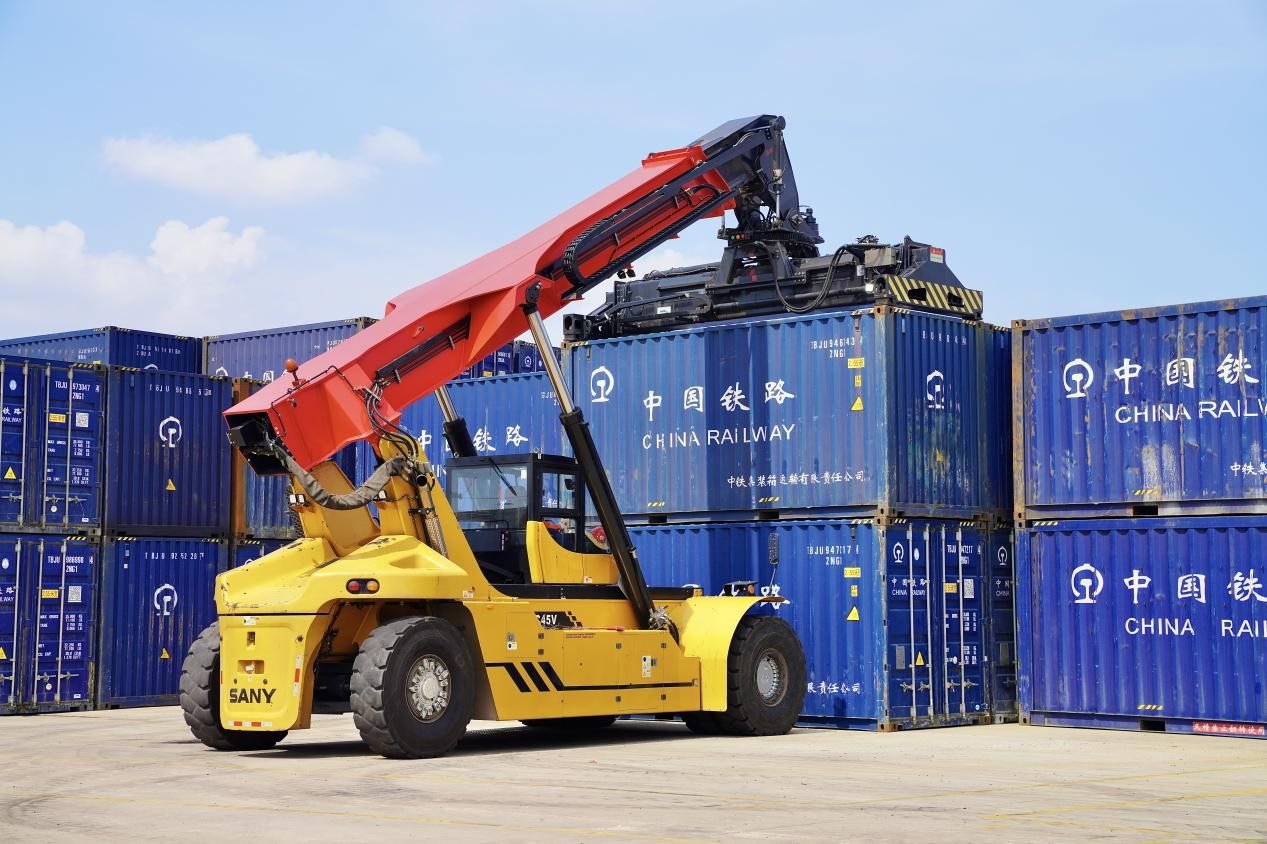 在中老鐵路萬象南鐵路貨運口岸站，起重機正在吊裝集裝箱。劉瑩嘉攝