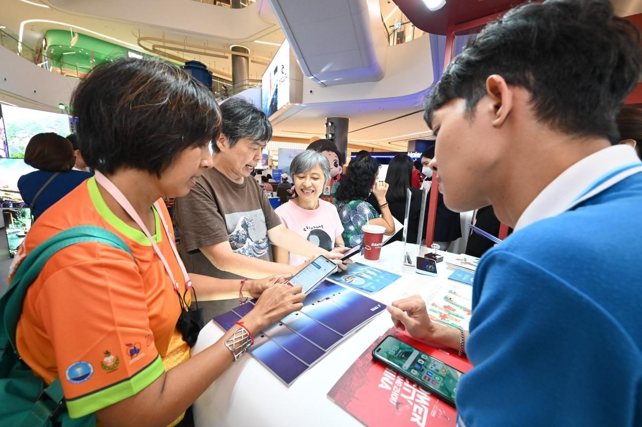 游客在航空公司展臺(tái)前了解機(jī)票優(yōu)惠活動(dòng)。主辦方供圖