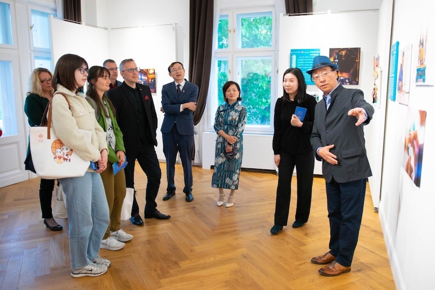 藝術(shù)家李守白現(xiàn)場(chǎng)導(dǎo)覽。圖片由布達(dá)佩斯中國(guó)文化中心供圖