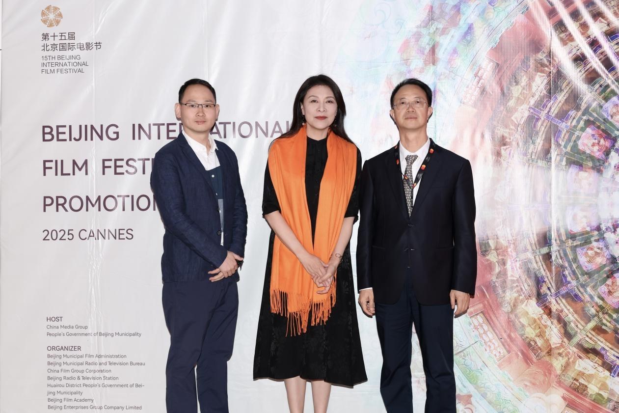 余俊生（右一）與《走走停?！穼?dǎo)演龍飛（左一）、演員岳紅（左二）合影。主辦方供圖