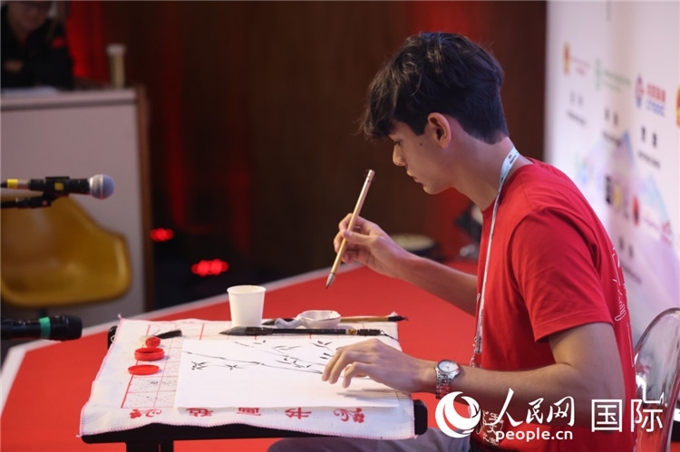 2025年“漢語(yǔ)橋”巴西賽區(qū)決賽的“才藝展示”環(huán)節(jié)，一名參賽者正在繪畫。人民網(wǎng)記者 時(shí)元皓攝