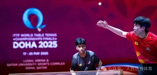 5月17日，王楚欽在比賽中發(fā)球。