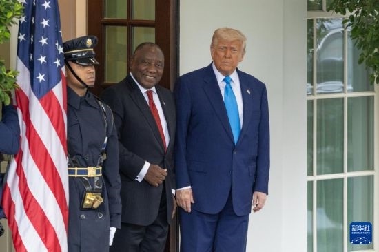 5月21日，美國總統(tǒng)特朗普（右）在華盛頓白宮迎接到訪的南非總統(tǒng)拉馬福薩（中）。新華社記者 胡友松 攝
