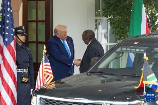 5月21日，美國總統(tǒng)特朗普（左二）在華盛頓白宮迎接到訪的南非總統(tǒng)拉馬福薩。新華社記者 胡友松 攝