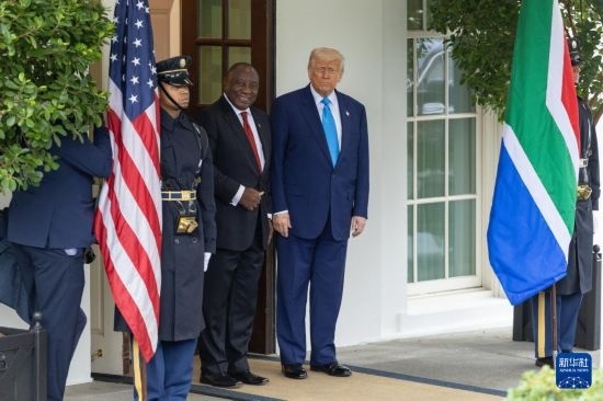 5月21日，美國總統(tǒng)特朗普（右二）在華盛頓白宮迎接到訪的南非總統(tǒng)拉馬福薩（右三）。新華社記者 胡友松 攝