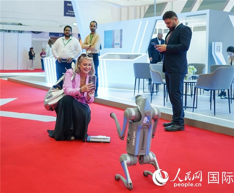 與會嘉賓被中企機器人吸引。人民網(wǎng) 塔里克·易卜拉欣攝