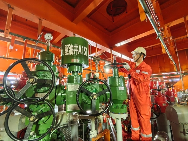 生產(chǎn)人員正在打開二氧化碳驅(qū)油井采油樹閥門。受訪者供圖