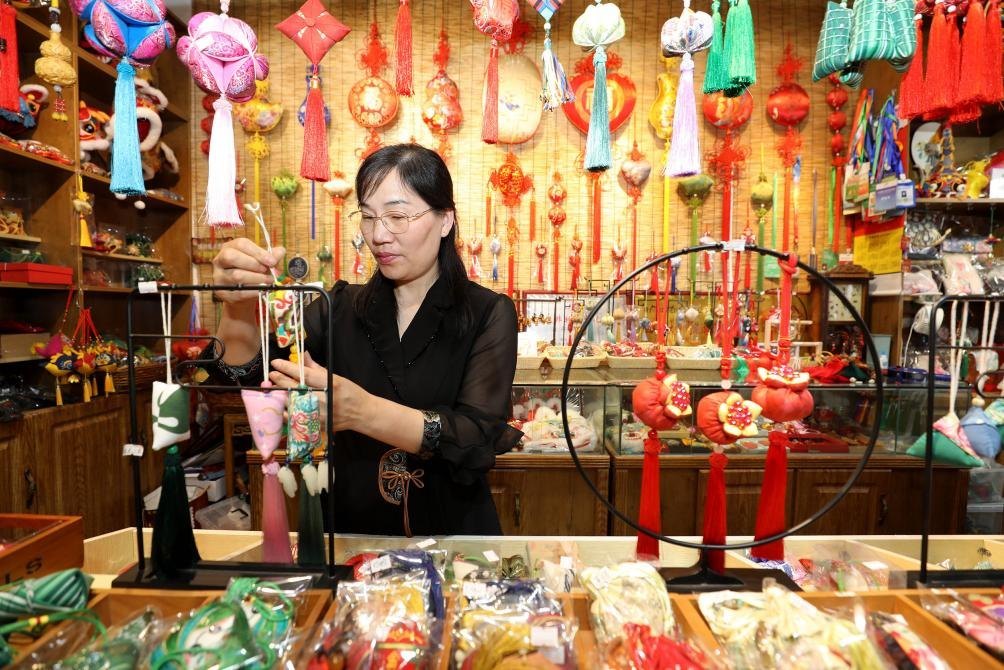 2025年5月25日，安徽省淮北市，非遺香包上貨架。（圖片來源：視覺中國）