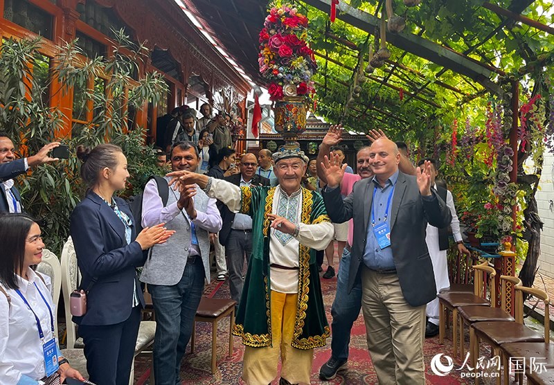 5月24日，外國媒體人在伊寧市喀贊其民俗旅游區(qū)參觀體驗。 人民網(wǎng)記者 翟轉(zhuǎn)麗攝