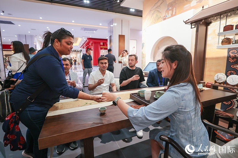 5月25日，外國媒體人在霍爾果斯國際邊境合作中心中國文化館參觀。人民網(wǎng)記者 張武軍攝