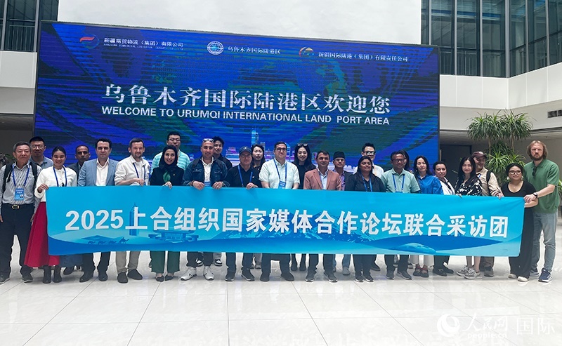 5月26日，外國媒體人在烏魯木齊國際陸港區(qū)合影留念。 人民網(wǎng)記者 翟轉(zhuǎn)麗攝