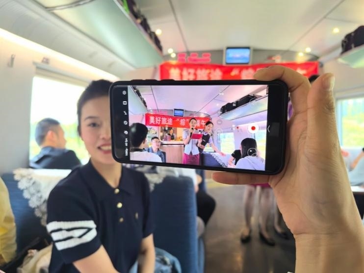 在活動中，旅客紛紛舉起手機拍攝。顏笑攝