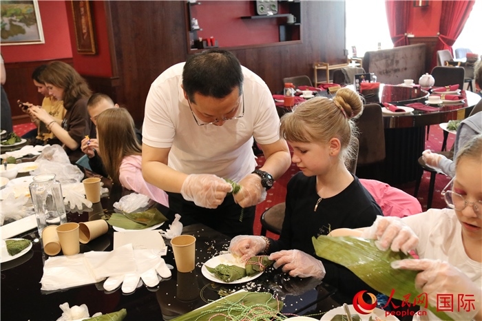 烏克蘭兒童學(xué)習(xí)體驗(yàn)包粽子。人民網(wǎng)記者蔡子暢攝