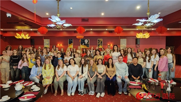 “慶端午學(xué)中文”活動全體合照。人民網(wǎng)記者蔡子暢攝