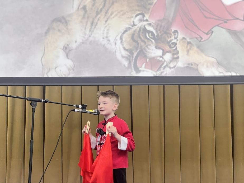 一航表演快板《武松打虎》。布加勒斯特大學(xué)孔子學(xué)院供圖