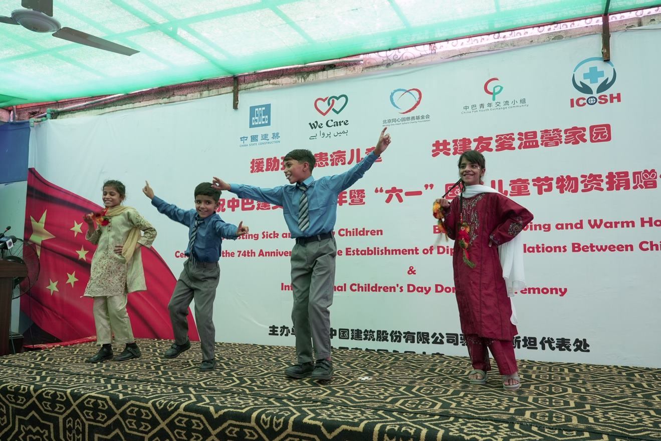 受捐孤兒在活動(dòng)現(xiàn)場表演自己創(chuàng)作的舞蹈節(jié)目。瓦加斯·阿赫邁德攝