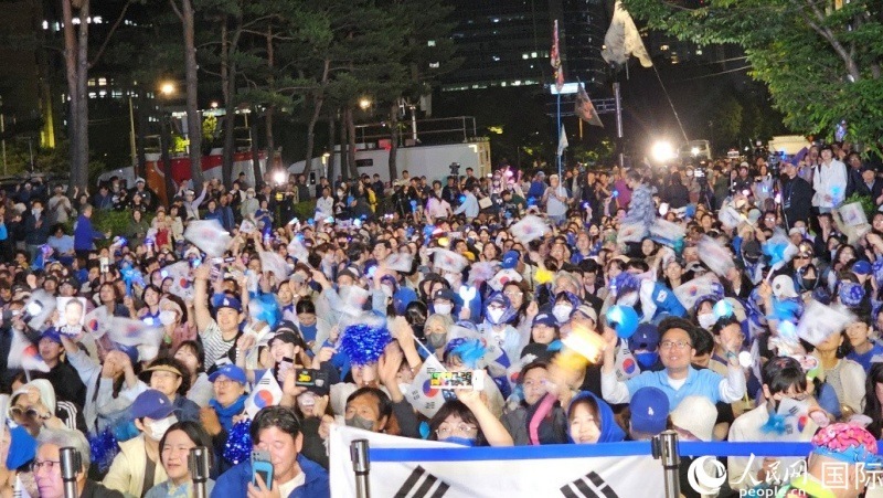 當(dāng)?shù)貢r間4日凌晨，李在明支持者們聚集在國會前等待計票結(jié)果。人民網(wǎng) 柳美鉉攝