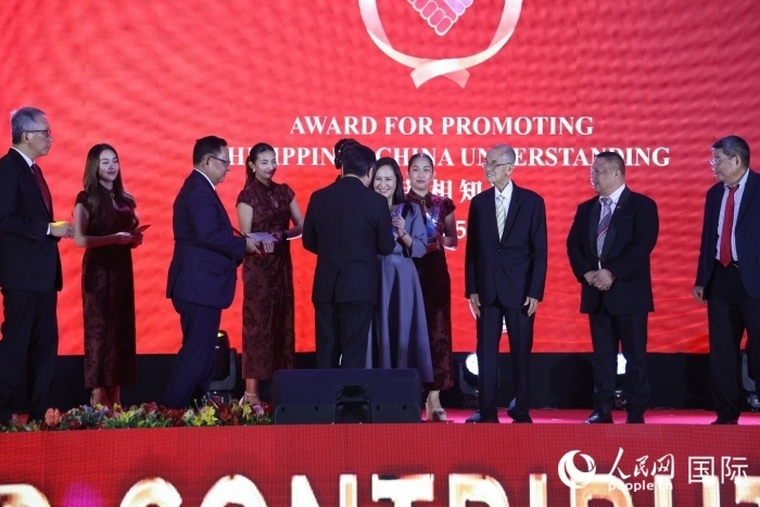 黃溪連大使給榮獲“重要貢獻(xiàn)獎(jiǎng)”的奎松市市長(zhǎng)喬伊·貝蒙蒂等人頒獎(jiǎng)。人民網(wǎng)記者 樊帆攝