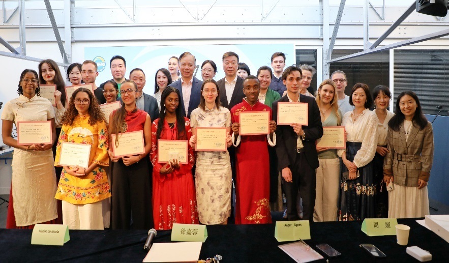 圖1：中國駐法使館公使陳力、教育公參周家貴與比賽師生、評委合影（圖片：巴黎西岱大學孔子學院）